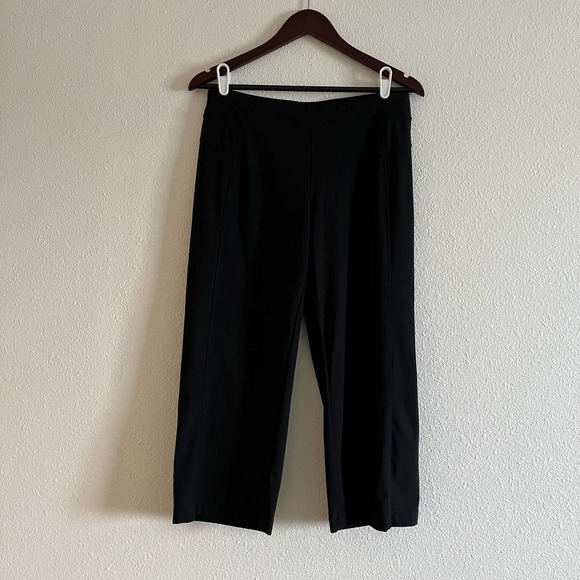 L.L. Bean Size small Black Cropped Flare Yoga Pants - Picture 3 of 6